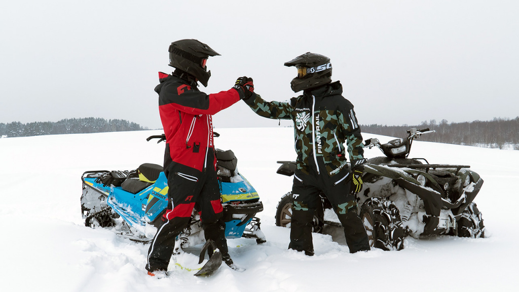 people with insulated atv gloves