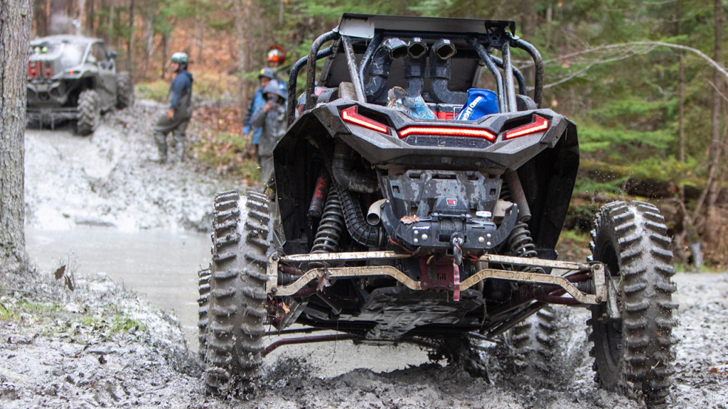 utv with heavy-duty radius rods