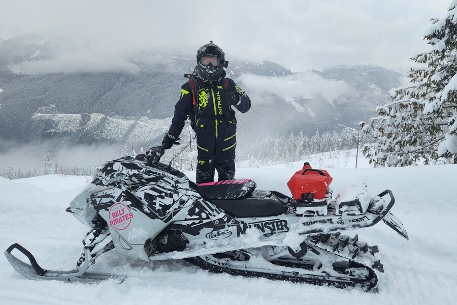 One-Piece and Two-Piece Snowmobile Suits Compared