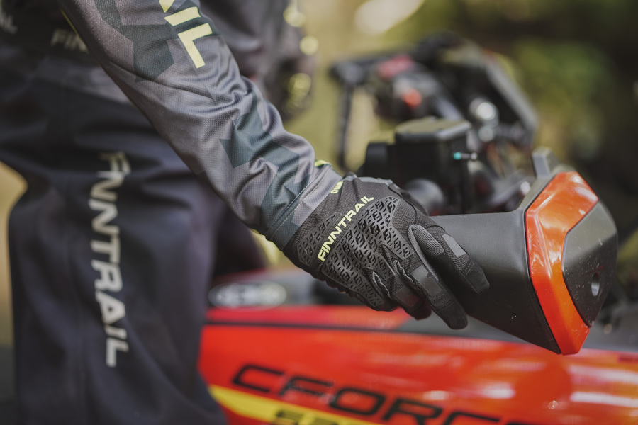 Off-Road Gloves 101: How to Choose the Right Pair for Every Season Off-Road Gloves 101: How to Choose the Right Pair for Every Season
