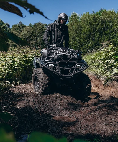 Offroad-Anzug vs. Regenjacke: Den echten Unterschied auf dem Trail verstehen