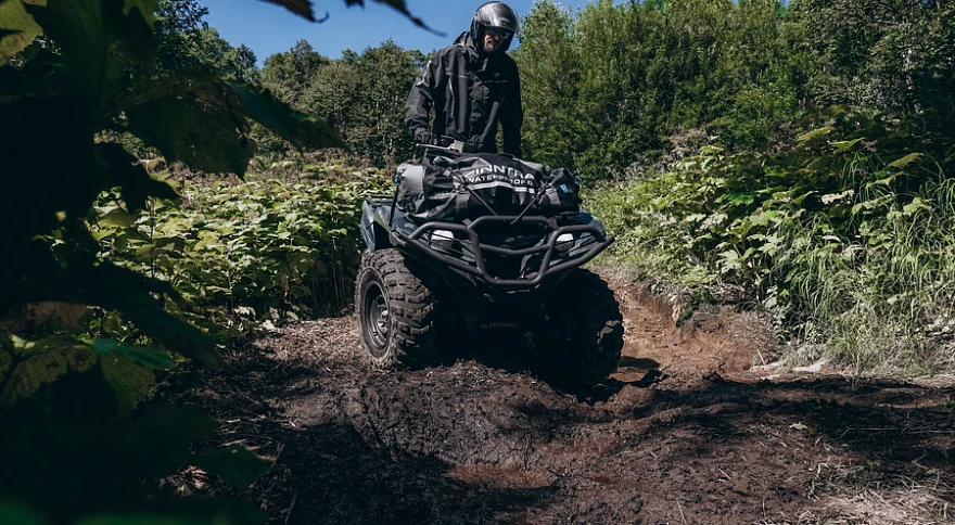 Offroad-Anzug vs. Regenjacke: Den echten Unterschied auf dem Trail verstehen