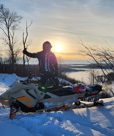 Tipps für Anfänger zum Schneemobilfahren: Sicher bleiben und Spaß haben!