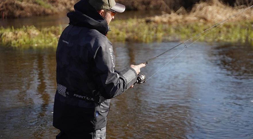 Angelstrategien für kaltes Wetter: Expertentipps, Taktiken und Köderwahl für Winterangler