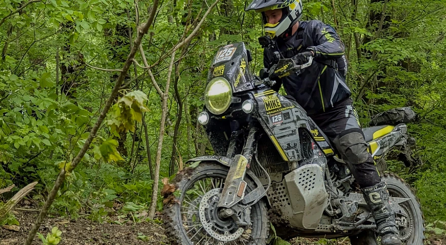 En prendre plein la poussière : votre guide des motos tout-terrain et des quads