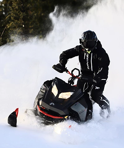 Ihr Leitfaden zum Schneemobilfahren: 6 Tipps für Loipen und darüber hinaus