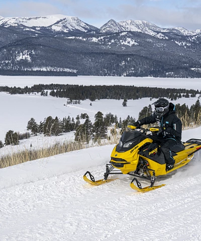 So wählen Sie die richtige Schneemobilkette für Ihren Fahrstil
