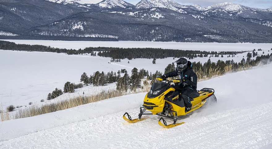 So wählen Sie die richtige Schneemobilkette für Ihren Fahrstil