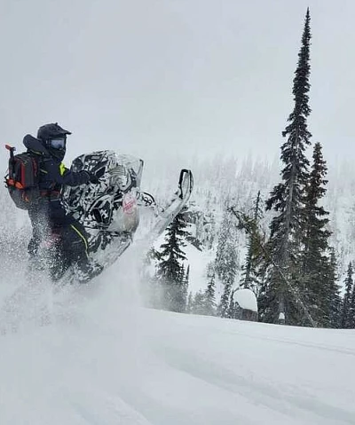 Sicherheitsleitfaden für Schneemobile: Lawinenrucksäcke und Überlebensausrüstung