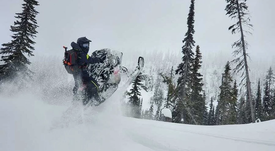 Sicherheitsleitfaden für Schneemobile: Lawinenrucksäcke und Überlebensausrüstung