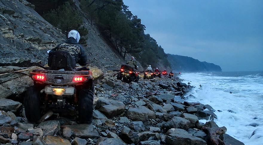 Conduite de quad de nuit : conseils de sécurité, équipement et installation des éclairages