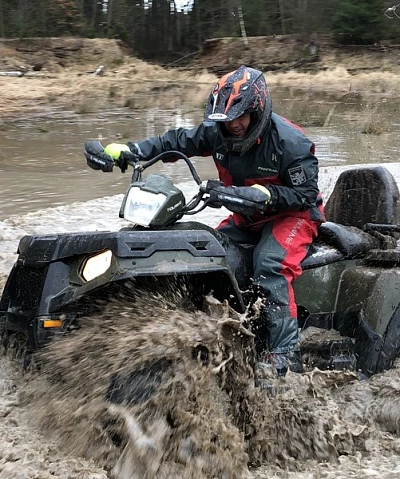 Que porter pour rouler en tout-terrain dans la boue profonde : guide de protection de la tête aux pieds
