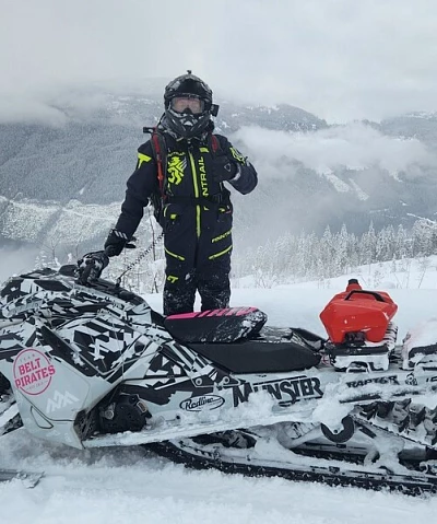 Vergleich zwischen einteiligen und zweiteiligen Schneemobilanzügen