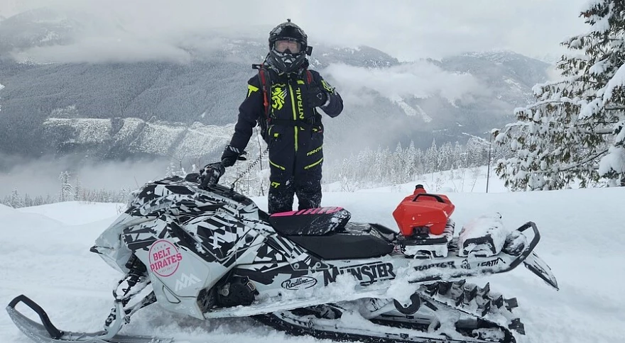 Vergleich zwischen einteiligen und zweiteiligen Schneemobilanzügen