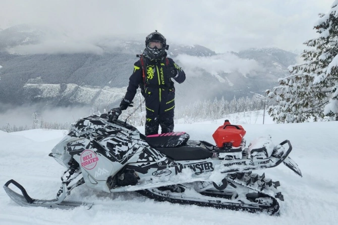 One-Piece and Two-Piece Snowmobile Suits Compared