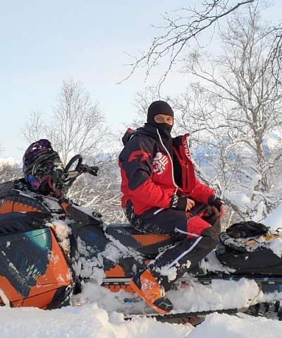 Schneemobil sicher transportieren: Anhänger, Rampen und Spanngurte