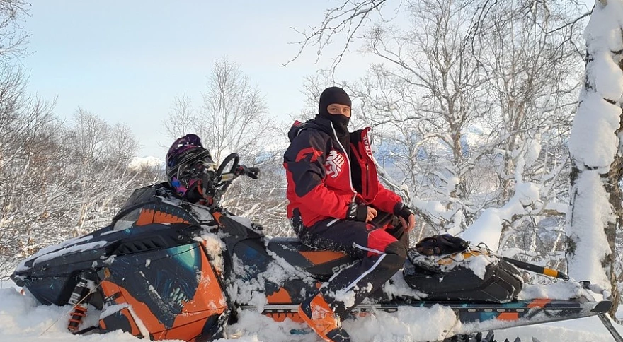 Schneemobil sicher transportieren: Anhänger, Rampen und Spanngurte