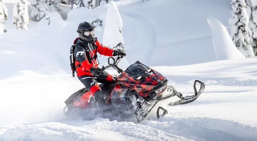 So stellt man die richtige Spannung der Schneemobilkette ein
