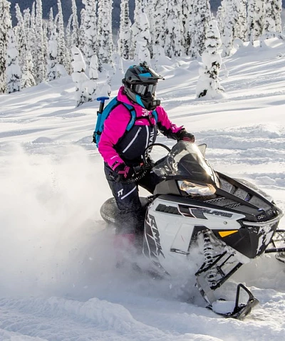 Liste d’équipement hivernal pour la motoneige : restez au sec, au chaud et protégé
