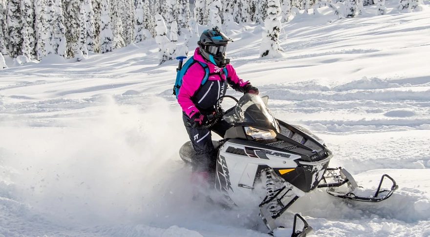 Liste d’équipement hivernal pour la motoneige : restez au sec, au chaud et protégé