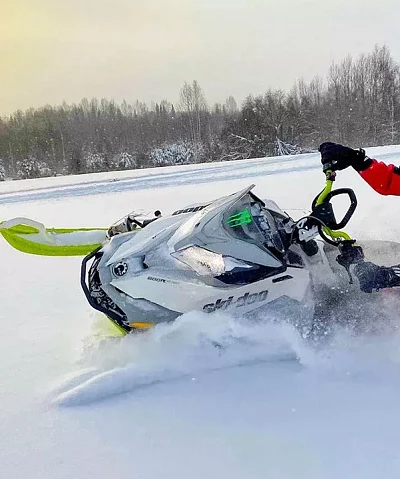 How to Stay Warm and Dry When Snowmobiling