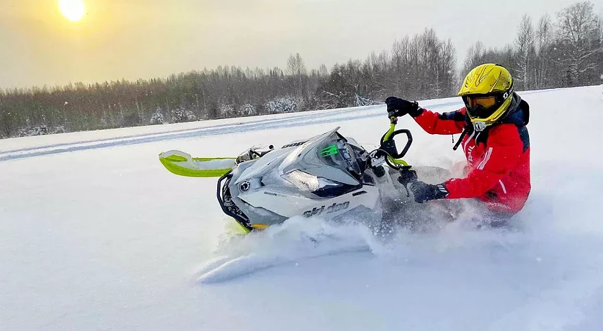 How to Stay Warm and Dry When Snowmobiling