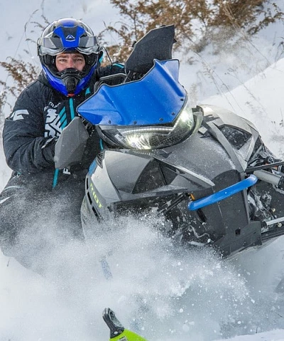 Wie man sich für Offroad-Fahrten bei jedem Wetter richtig kleidet