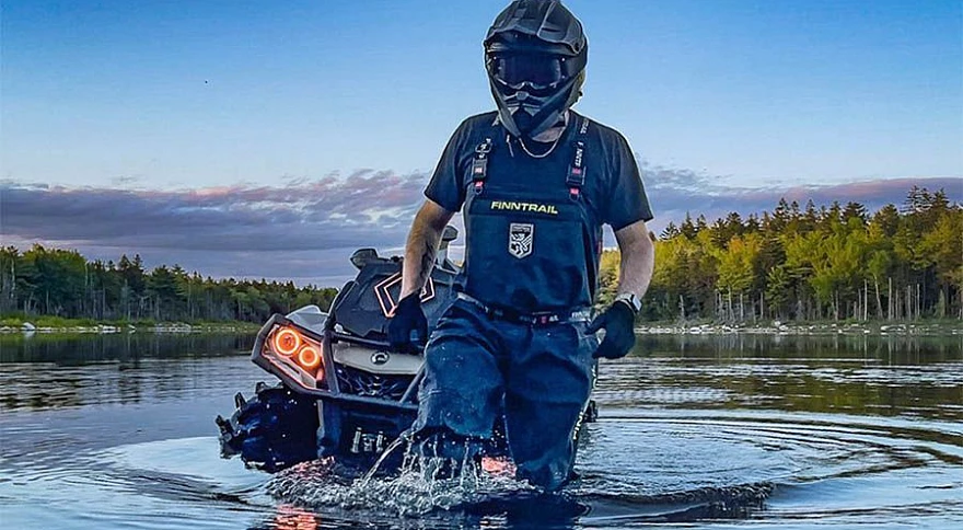 Bottes de wading vs bottes en caoutchouc : le choix pour la conduite tout-terrain