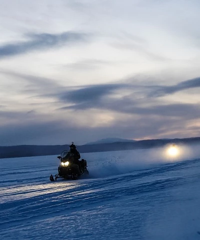 Die Pisten meistern: Tipps für das Schneemobilfahren in den Bergen