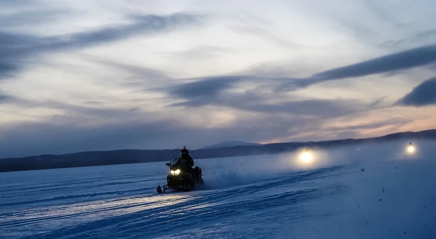 Die Pisten meistern: Tipps für das Schneemobilfahren in den Bergen