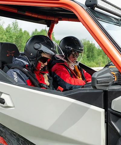 Wie man sich für das Offroad-Fahren mit Beifahrer ausrüstet