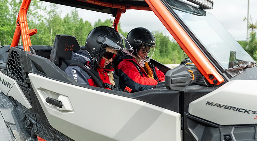 Wie man sich für das Offroad-Fahren mit Beifahrer ausrüstet