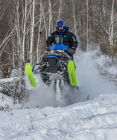 Erklärung der Bekleidungsschichten für Schneemobile: Unterbekleidung, Mittelschicht und Oberbekleidung