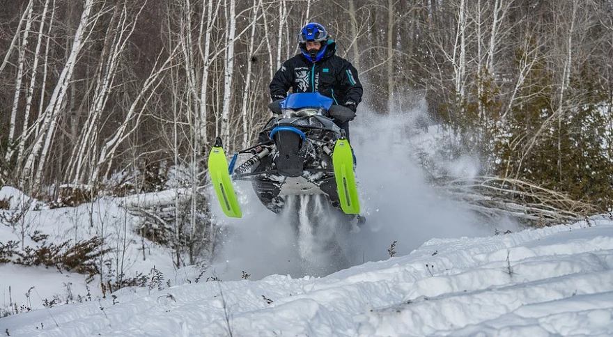 Erklärung der Bekleidungsschichten für Schneemobile: Unterbekleidung, Mittelschicht und Oberbekleidung