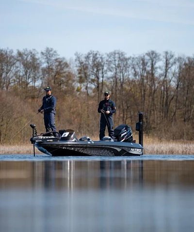 Wie man von einem Boot aus Trophäenfische fängt