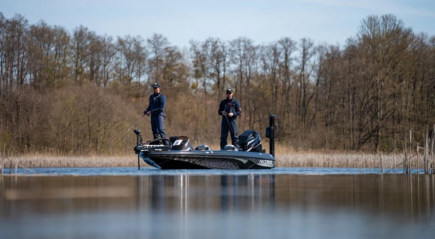 Wie man von einem Boot aus Trophäenfische fängt