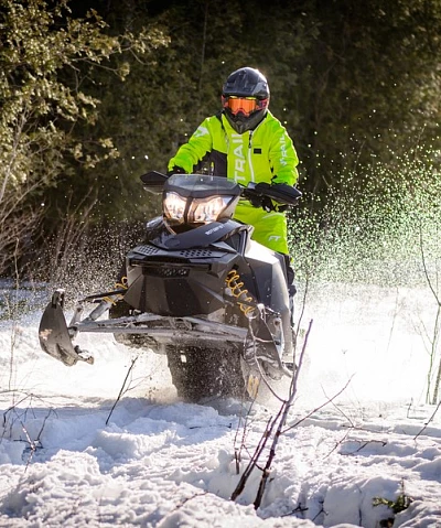 Équipement hivernal pour quad : gants, casques et vêtements incontournables