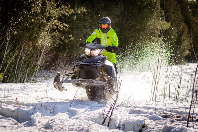 Équipement hivernal pour quad : gants, casques et vêtements incontournables