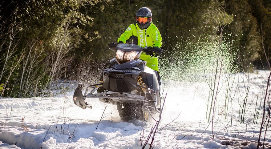 Équipement hivernal pour quad : gants, casques et vêtements incontournables