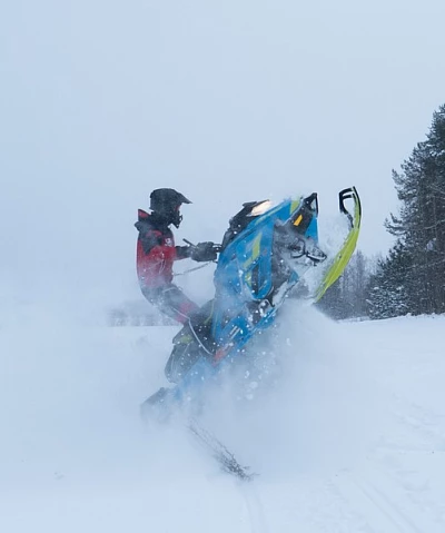 Entdecken Sie den Zauber geführter Schneemobil-Touren und -Ausflüge