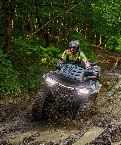 Welche Ausrüstung eignet sich am besten für Fahrten durch Schlamm und auf Trails?