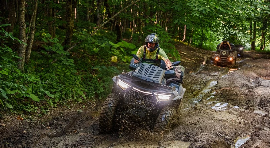 Welche Ausrüstung eignet sich am besten für Fahrten durch Schlamm und auf Trails?