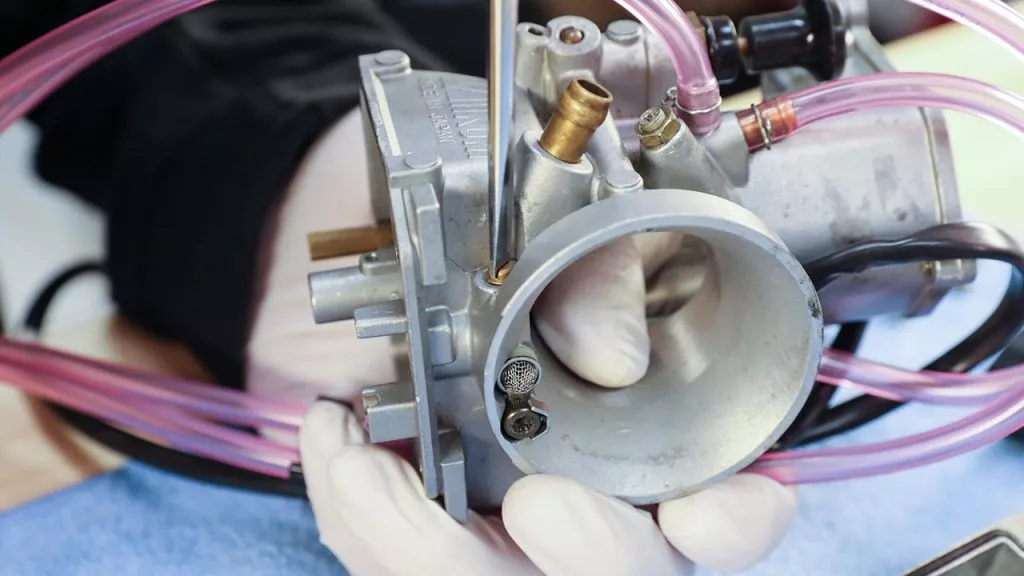 adjusting atv carburetor.jpg adjusting atv carburetor.jpg